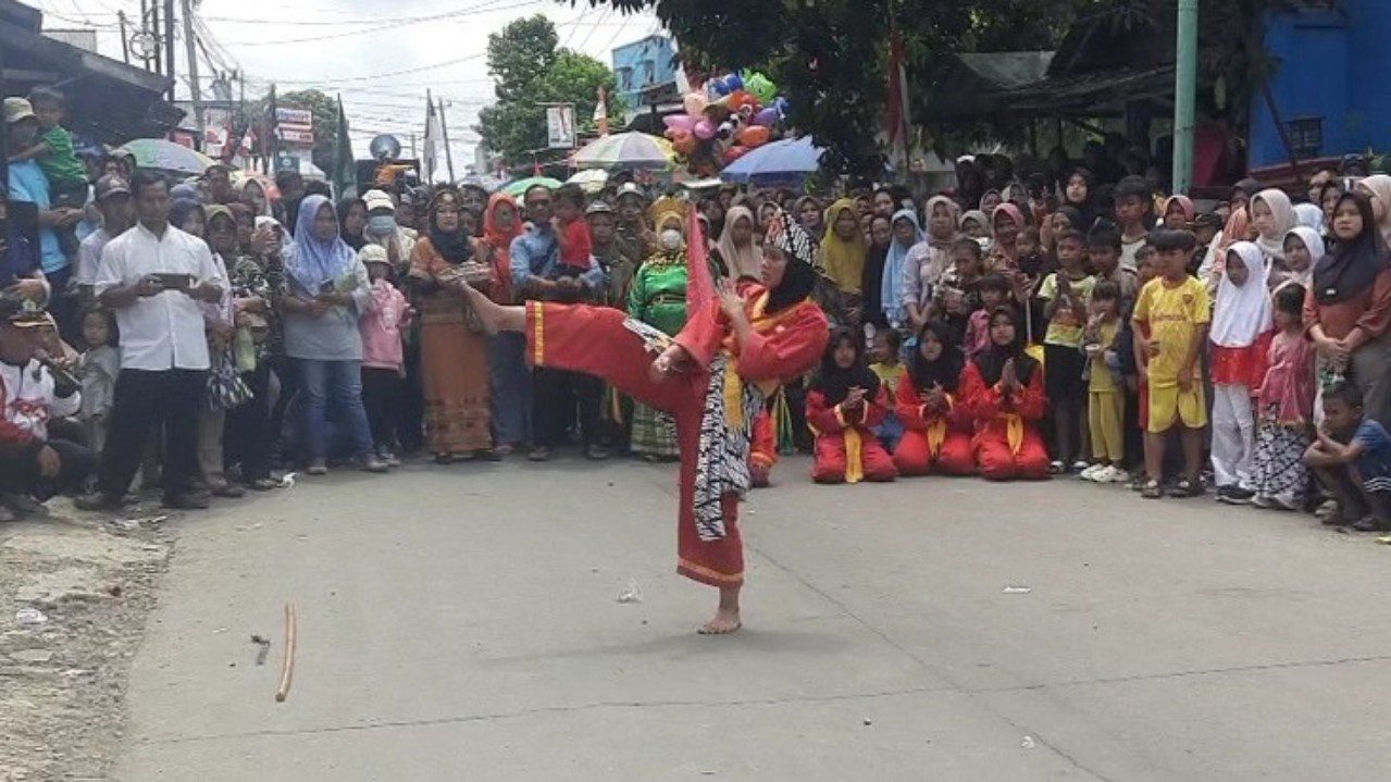 Seorang pelajar SMP Muhammadiyah Tonjong memperagaksn jurus andalan Tapak Suci di depan panggung kehormatan karnaval HUT ke-80 RI tingkat Kecamatan Tonjong. Foto: Portal Pantura/Yudhi Prasetyo.