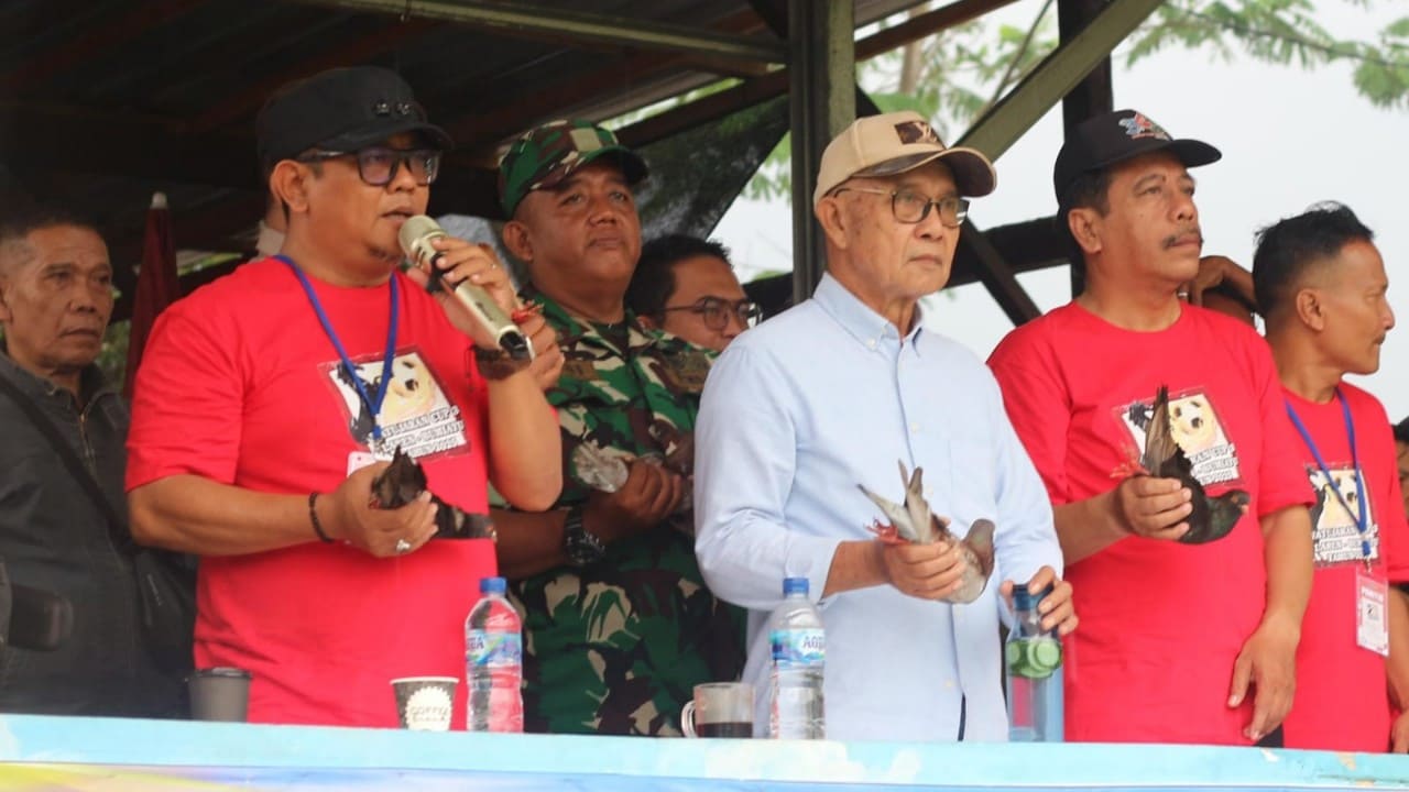 Kepala Desa Laren, Arief Setiawan SE, membuka secara resmi Turnamen Watujaran Cup 2025 di Lapangan Watujaran, Bumiayu, Jumat 8 Agustus 2025. Foto: Portal Pantura/Yudhi Prasetyo.
