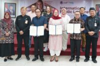 Para tokoh dari berbagai sektor berfoto bersama usai penandatanganan nota kesepahaman (MoU) antara Universitas Harkat Negeri, CISDI, dan PT Tamaris Hydro dalam rangka penguatan layanan kesehatan primer berbasis bukti lapangan, Kamis (31/7/2025) di Tegal. Acara ini juga menghadirkan pakar dari Harvard Medical School, Bethany Holt, sebagai pembicara kuliah umum.