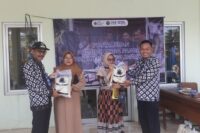 Camat Tonjong (kiri, mengenakan topi) bersama Sekretaris Dinas Pertanian dan Ketahanan Pangan Brebes, Iskandar Agung (kanan), menyerahkan bantuan beras dan minyak goreng subsidi kepada warga Kecamatan Tonjong, Kamis (7/8/2025). Bantuan ini merupakan program pengendalian inflasi dari Pemprov Jateng. Foto: Portal Pantura/Yudhi Prasetyo.