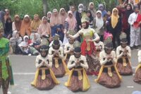 Penampilan Sandratari Sandralangit MTs Alitihadiyah pukau penonton karnaval HUT ke-80 RI Kalijurang. Foto: Portal Pantura/Yudhi Prasetyo.
