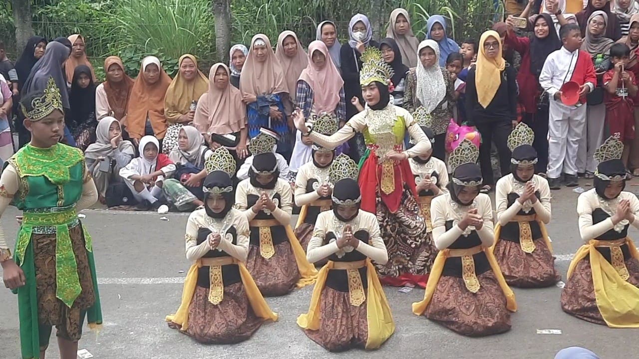 Penampilan Sandratari Sandralangit MTs Alitihadiyah pukau penonton karnaval HUT ke-80 RI Kalijurang. Foto: Portal Pantura/Yudhi Prasetyo.