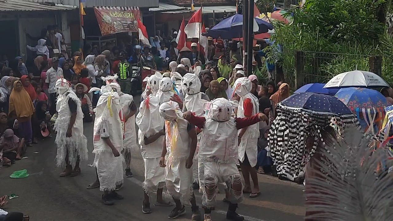 Salah satu regu peserta karnaval HUT ke-80 RI Desa Kalijurang tampil dengan kontum unik. Foto: Portal Pantura/Yudhi Prasetyo.