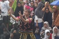 Salah satu peserta karnaval Kalijurang dalam rangka HUT ke-80 RI berhasil memukau penonton. Selain cantik juga gerakanya yang luwes membuat penonton kagum. Foto: Portal Pantura/Yudhi Prasetyo.