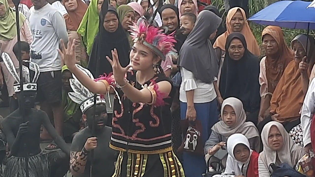 Salah satu peserta karnaval Kalijurang dalam rangka HUT ke-80 RI berhasil memukau penonton. Selain cantik juga gerakanya yang luwes membuat penonton kagum. Foto: Portal Pantura/Yudhi Prasetyo.