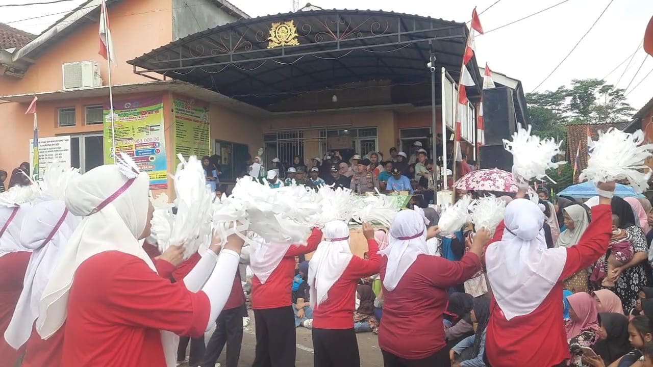 Peserta karnaval HUT ke-80 RI Desa Kalijurang menunjukan atraksi terbaiknya di depan Kepala Desa Edi Riyanto SH. Foto: Portal Pantura/Yudhi Prasetyo.