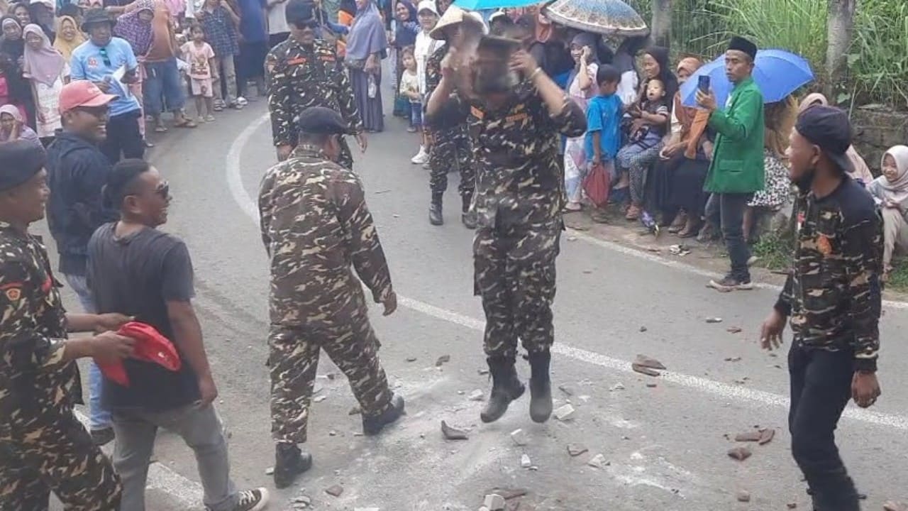 Atraksi kekebalan tubuh dari Banser Kalijurang memukau penonton Karnaval HUT ke-80 RI Kalijurang. Foto: Portal Pantura/Yudhi Prasetyo.