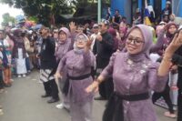 Pegawai Kecamatqn Tonjong tampak luwes menari dihadapan camat mereka. Foto: Portal Pantura/Yudhi Prasetyo.