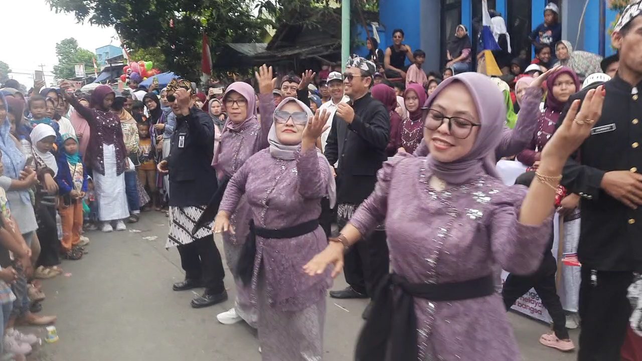 Pegawai Kecamatqn Tonjong tampak luwes menari dihadapan camat mereka. Foto: Portal Pantura/Yudhi Prasetyo.