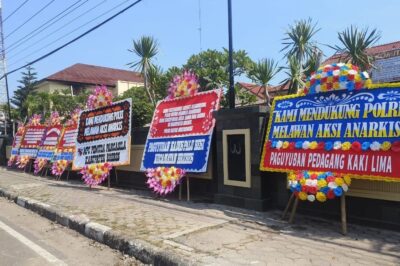 Karangan Bunga Penuhi Polres Brebes, Simbol Dukungan Warga untuk Polri
