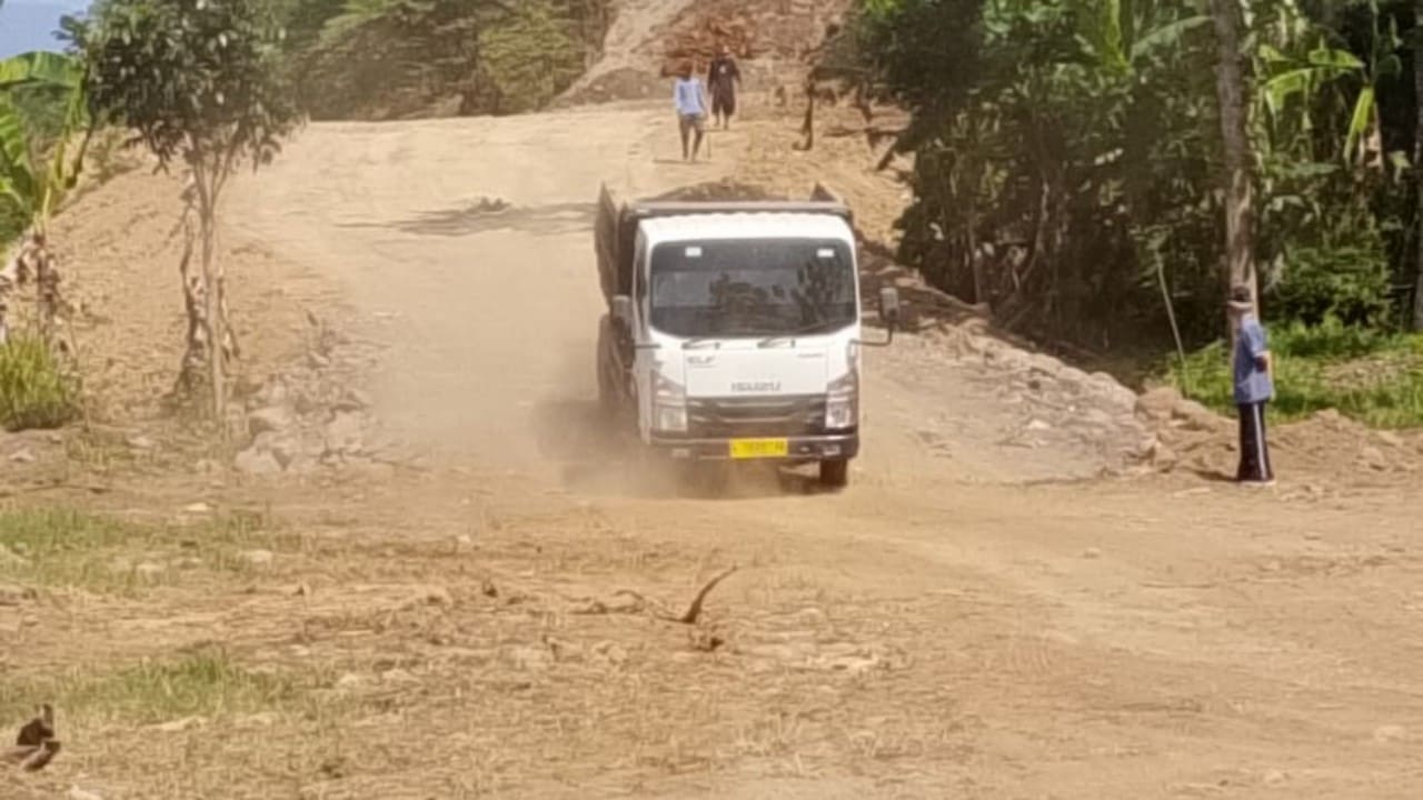 Sebuah mobil melintas di lokasi galian C di tonjong, Brebea. Galian tersebut mendapat penolakan warga. Foto: Istimewa.