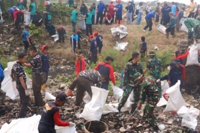 Turun ke Sungai! Yonif 407 Padmakusuma Bersihkan Kaliwadas Bareng Warga