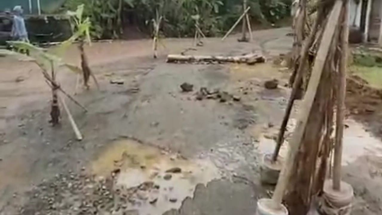 Warga Winduaji Protes Jalan Rusak, Tanam Pohon Pisang di Tengah Jalan. Aksi ini sebagai protes kepada pemangku kebijakan agar segera diperbaiki. Foto: Istimewa.