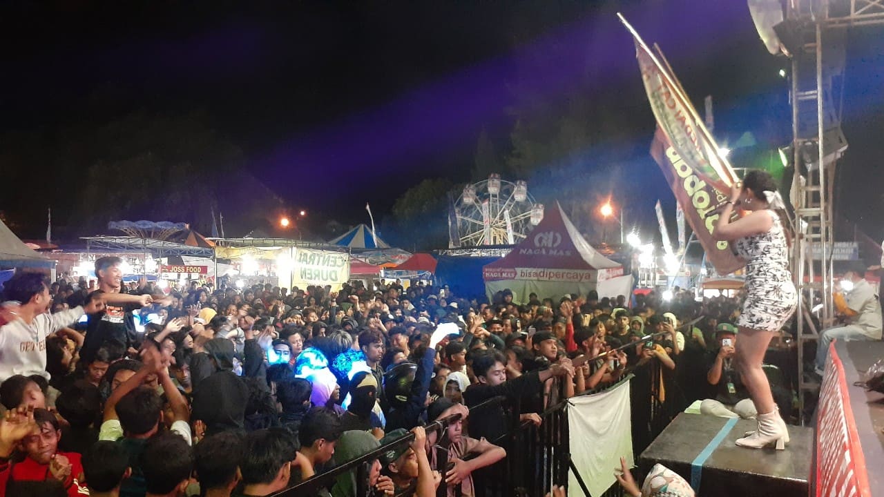 Penampilan Karman Cat bersama biduan-biduan cantik menambah semarak Gebyar Bumiayu Fair 2025.
