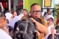 Suasana haru perpisahan kepala sekolah dengan para siswa SMPN 1 Prabumulih usai pencopotan mendadak. Foto: Istimewa.