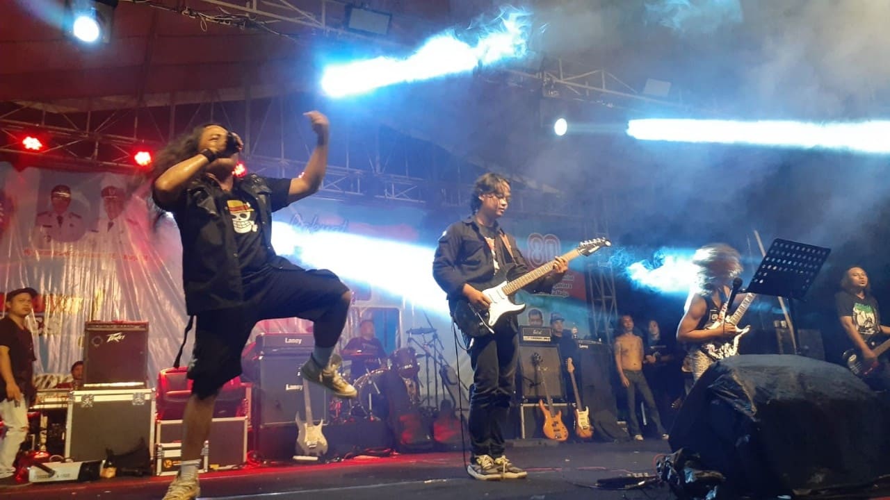 Hantakan musik rock membuat suasana malam GBF 2025 menjadi hangat. Foto: Portal Pantura/Imam Muzaky.