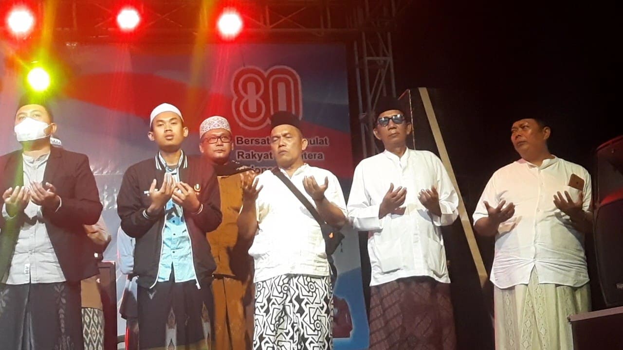 Panitia GBF 2025 larut dan khusuk mengikuti sholawat. Foto: Portal Pantura/Yudhi Prasetyo.