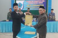 Kepala Desa Tanggeran Bastomi menyerahkan SK pengambilsnbdumpah jabatan Kadus 1 kepada Alfariski Sulistiyo Putra usai pelantikan, Kamis (4/9/2025). Foto:Portal Pantura/Yudhi Prasetyo.