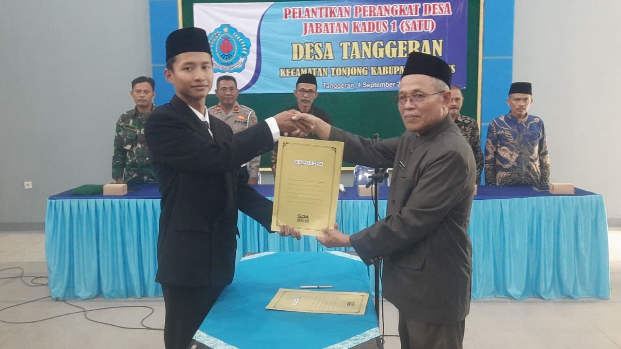 Kepala Desa Tanggeran Bastomi menyerahkan SK pengambilsnbdumpah jabatan Kadus 1 kepada Alfariski Sulistiyo Putra usai pelantikan, Kamis (4/9/2025). Foto:Portal Pantura/Yudhi Prasetyo.