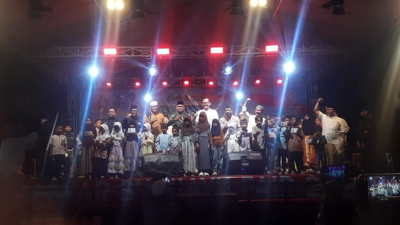 Panitia GBF 2025 dan Forkompincam Bumiayu foto bersama yatim piatu dan dhuafa usa penyaluran di panggung hiburan GBF 2025. Foto: Portal Pantura/Yudhi Prasetyo.