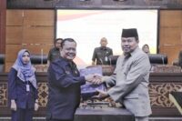 Wakil Bupati Brebes Wuja menyerahkan Raperda APBD 2026 kepada Ketua DPRD Brebes.