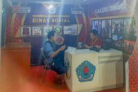 Seorang pengunjung GBF 2025 sedang mendapat pelayanan dari petugas di stan Dinas Sosial Kabupaten Brebes. Foto: Portal Pantura/Yudhi Prasetyo.
