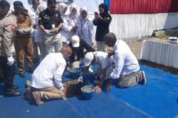 Pembina YHSD Ir. Handono Sivananda, meletakan batu pertama pembangunwn dapur MBG Mandiri di Laren, Kecamatan Bumiayu, Brebes. Foto: Portal Pantura/Yudhi Prasetyo.