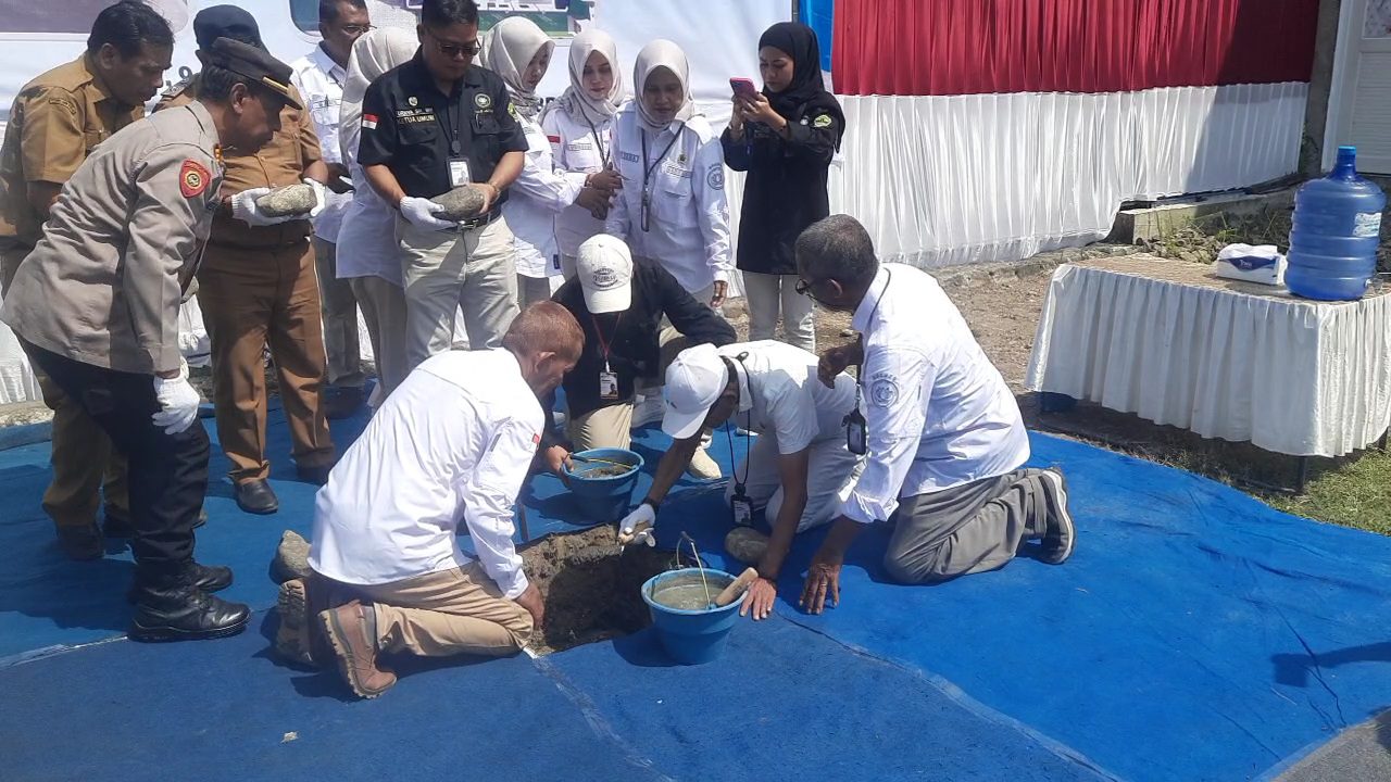 Pembina YHSD Ir. Handono Sivananda, meletakan batu pertama pembangunwn dapur MBG Mandiri di Laren, Kecamatan Bumiayu, Brebes. Foto: Portal Pantura/Yudhi Prasetyo.