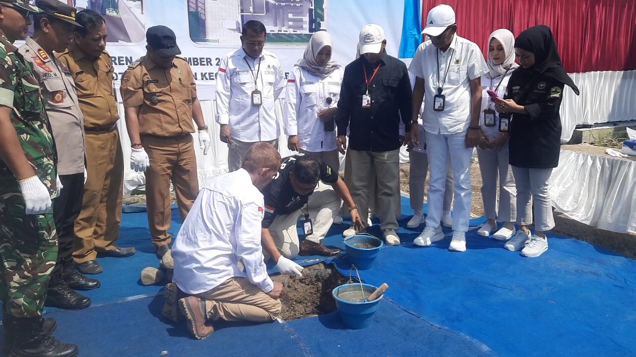 Ketua YHSD Jawa Tengan Tarnya SH MH meletakan batu pertama pembangunan dapur MBG Mandiri di Laren, Kecamatan Bumiayu, Brebes. Foto: Portal Pantura/Yudhi Prasetyo.