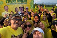 Anggota DPR RI H. Agung Widyantoro, SH., M.Si. berbaur dengan warga dalam kehangatan di acara bazar sembako dalam rangka HUT Golkar ke-61.