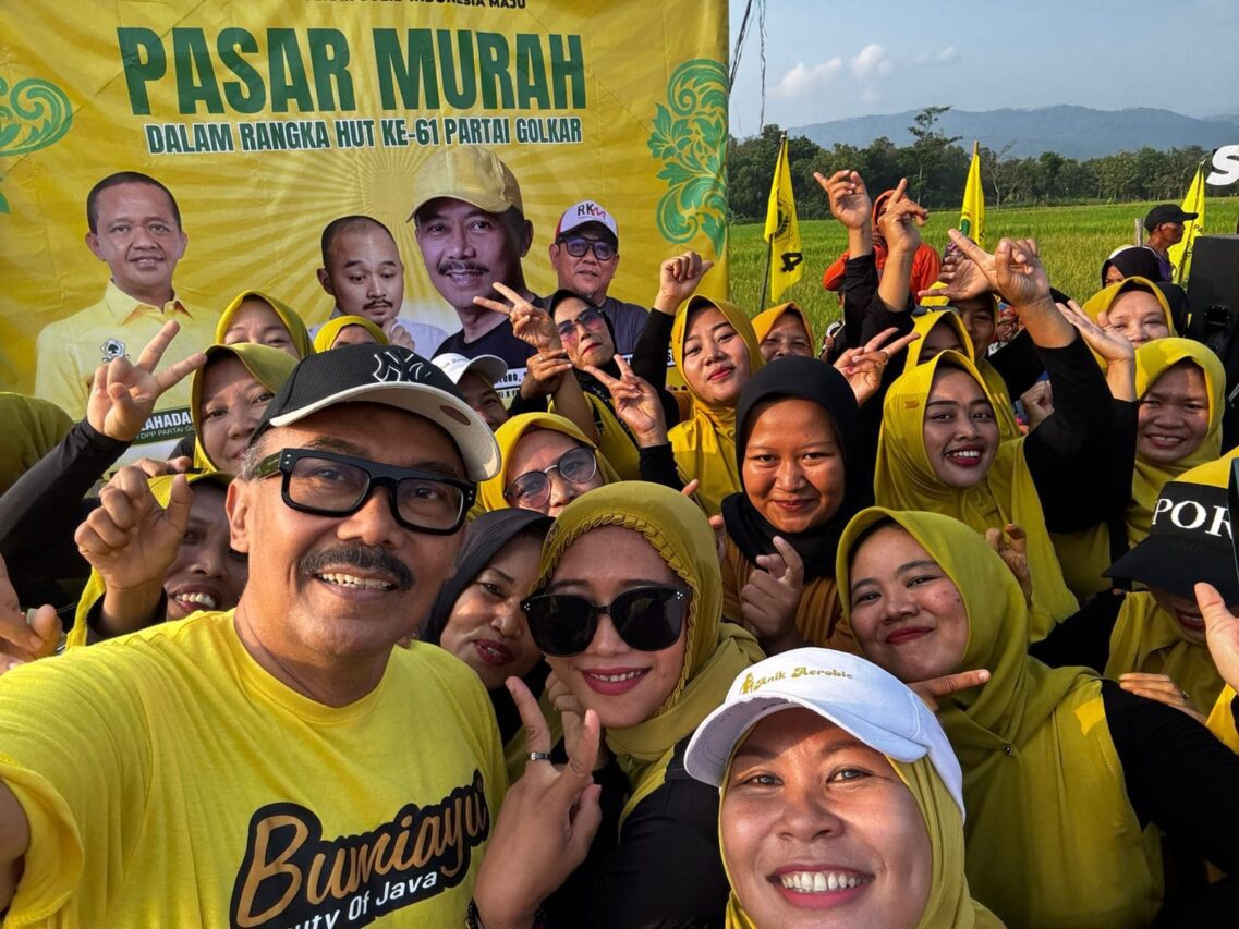 Anggota DPR RI H. Agung Widyantoro, SH., M.Si. berbaur dengan warga dalam kehangatan di acara bazar sembako dalam rangka HUT Golkar ke-61.