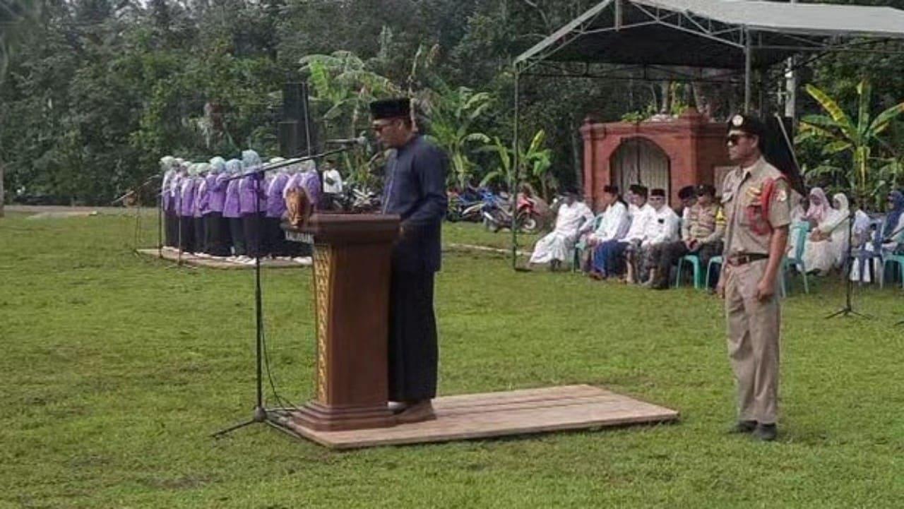 Kepala Desa Kalijurang Edi Riyanto, SH., menjadi inspektur upacara Hari Santri Nasional 2025. Foto: Portal Pantura/Yudhi Prasetyo.
