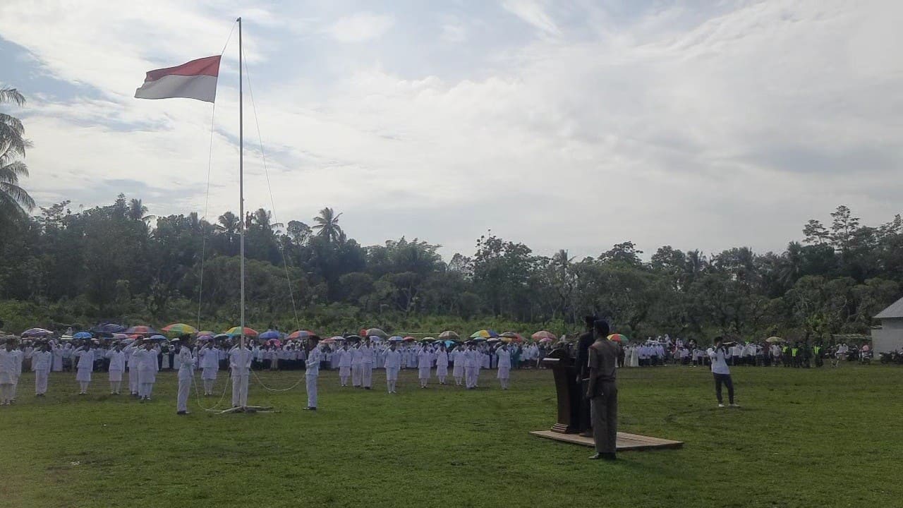 Ratusan santri dari berbagai kalangan ikuti upacara Hari Santri Nasional 2025 di lapangan Pejanten, Desa Kalijurang, Tonjong, Brebes. Foto: Portal Pantura/Yudhi Prasetyo.
