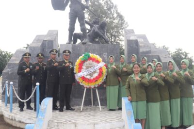 Dirgahayu Ke 80 TNI, Batalyon Infanteri 407 Padmakusuma  Ziarah, Tabur Bunga
