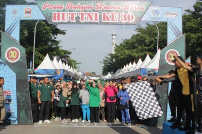 Jalan Sehat Meriahkan HUT Ke-80 TNI dan Ke-75 Kodam IV/Diponegoro di Brebes