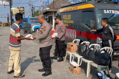 Polres Tegal Kota Bagikan 100 Paket Makanan di Terminal Bus
