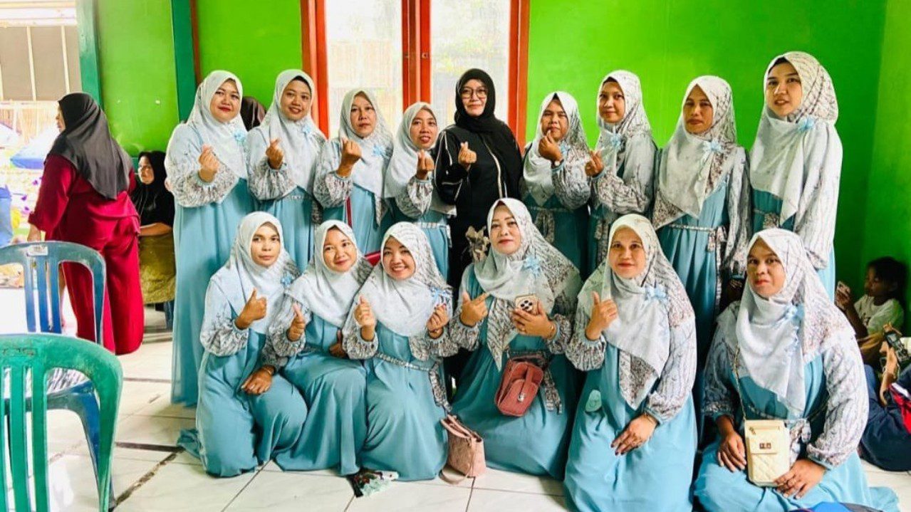 Nyonya Edi Riyanto SH mendampingi para peserta lomba.