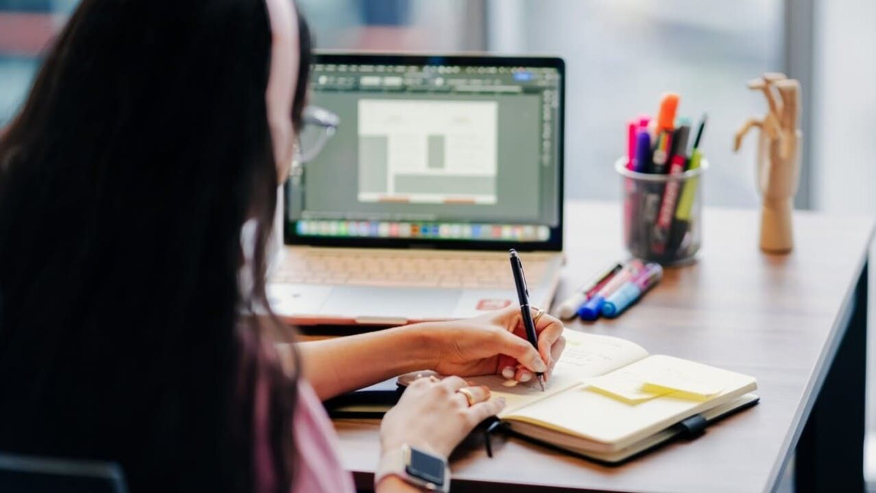 Ilustrasi kerja kantor. Foto: Julio Lopez/pexels.