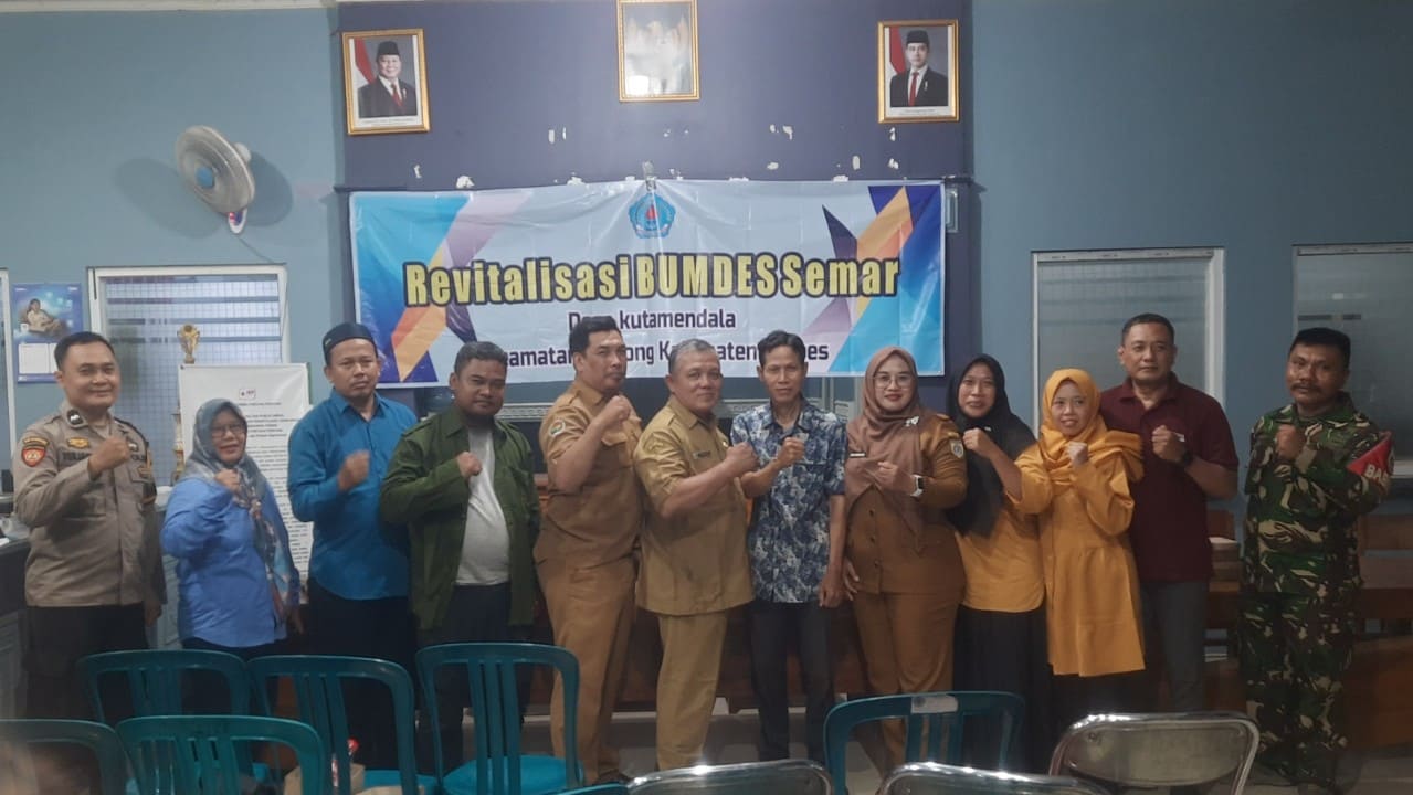 Foto bersama pengurus baru BUMDes Semar Kutamendala. Foto: Portal Pantura/Yudhi Prasetyo.