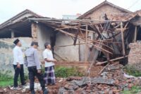 Kondisi rumah tua di Paguyangan yang ambruk. Foto: Istimewa.