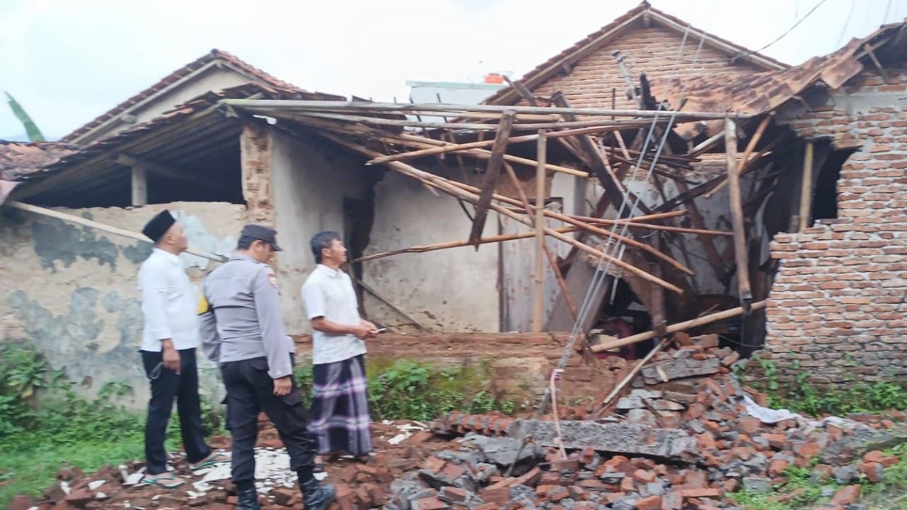 Kondisi rumah tua di Paguyangan yang ambruk. Foto: Istimewa.