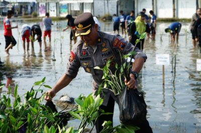 1,3 Juta Pohon Mangrove Ditanam Serentak di Jateng, Kapolres Brebes Janji Lakukan Patroli Rutin