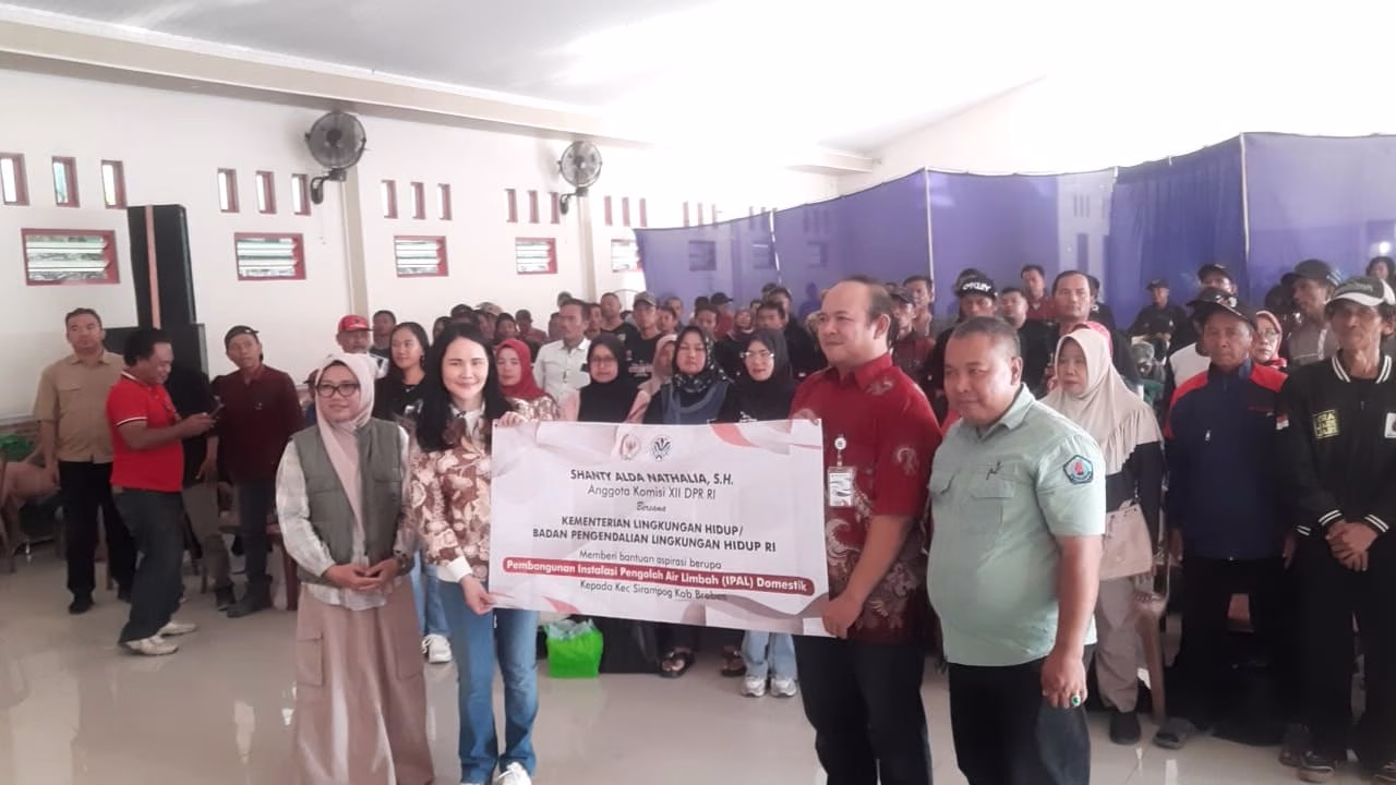 Warga Desa Mendala, Sirampog kini miliki IPAL untuk air bersih dan lingkungan sehat. Anggota DPR RI Shanty Alda serahkan fasilitas bantuan KLHK RI yang diharapkan cegah pencemaran air limbah. Brebes, 29 November 2025. Foto: Portal Pantura/Yudhi Prasetyo.0
