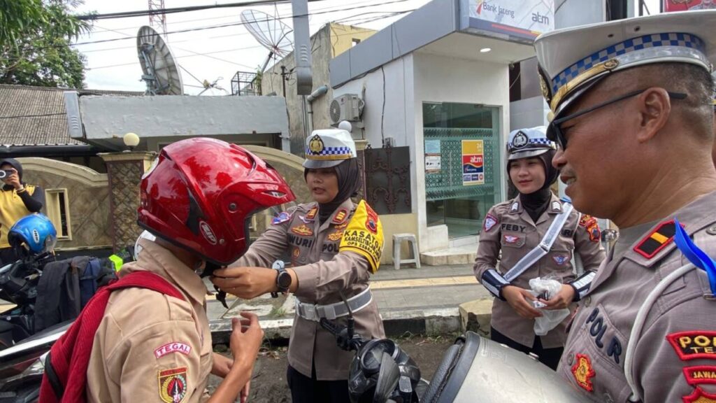 Operasi Zebra Candi 2025 Super Simpatik  Polres Tegal Edukasi dan Helm Gratis Jadi Sorotan