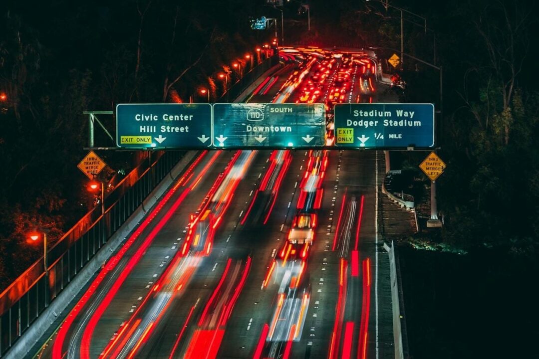 Ilustrasi jalan tol. Foto: Bryan Underwood/pexels.