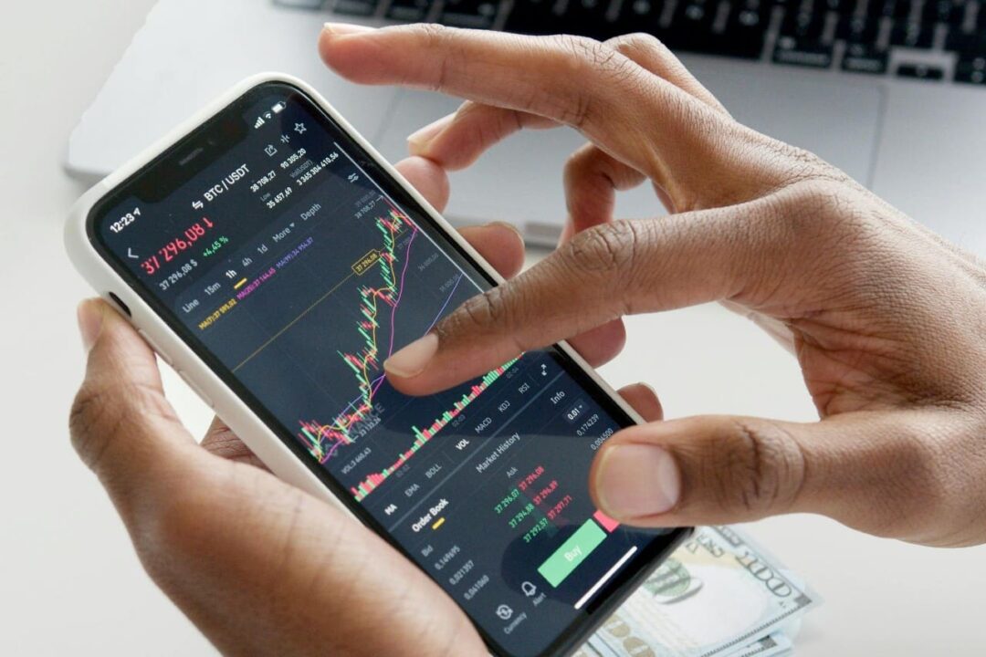 Ilustrasi trading. Foto: Hanna Pad/pexels.