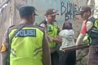Personel Polsek Bumiayu Polres Brebes amankan remaja yang diduga hendak bunuh diri. Foto: Istimewa.