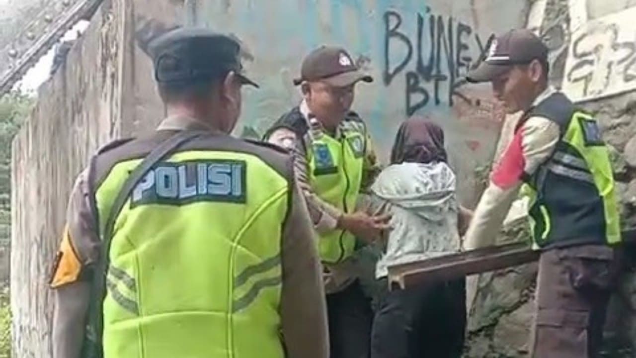 Personel Polsek Bumiayu Polres Brebes amankan remaja yang diduga hendak bunuh diri. Foto: Istimewa.