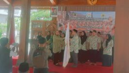 Pembina Aneska Nada Kabupaten Brebes, H. Sururul Fuad, Lc., M.E.I., mengibarkan bendera Lembaga Seni dan Qasidah Indonesia (LASQI) saat acara penyerahan peralatan qasidah standar nasional kepada 17 Dewan Pimpinan Kecamatan (DPK) se-Kabupaten Brebes. Acara berlangsung di Pendopo 2 Bumiayu, Minggu (7/12/2025). Fuad menegaskan seni qasidah sebagai media dakwah yang menyatukan masyarakat melalui syair bernilai.