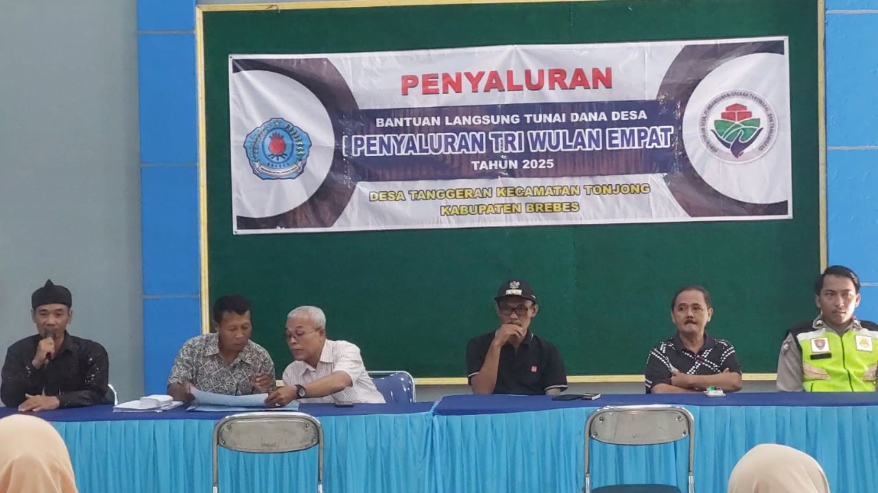 Suasana penyaluran BLT Dana Desa triwulan 4 tahun 2025 di Gedung Serba Guna Desa Tanggeran, Brebes. Pemdes Tanggeran berhasil menuntaskan seluruh tahapan penyaluran kepada 23 KPM. Foto: Portal Pantura/YudhibPrasetyo.